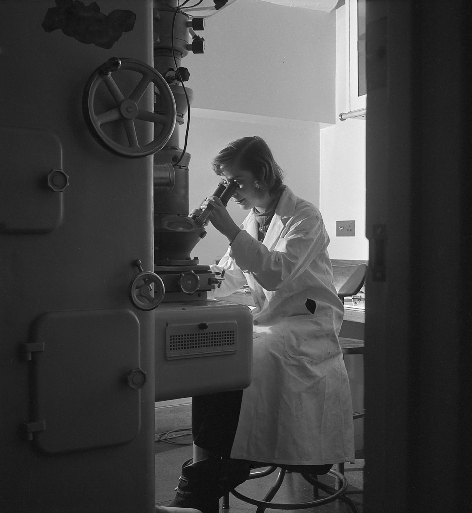 Influenza-Australia-Unknown Researcher looks in a electron microscope