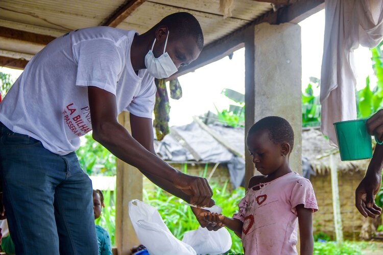 child receiving praziquantel against schistosomiasis Credit SCI child receiving praziquantel against schistosomiasis Credit SCI