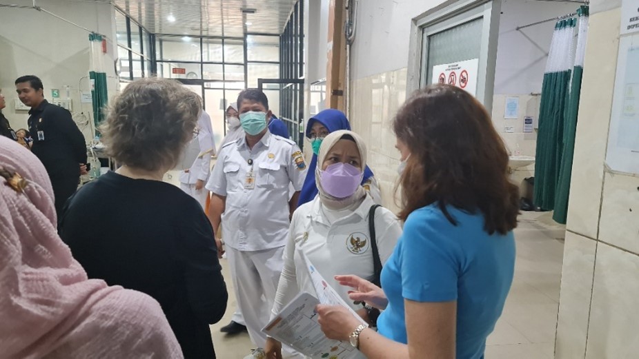 Training participants and instructors in a hospital emergency unit.