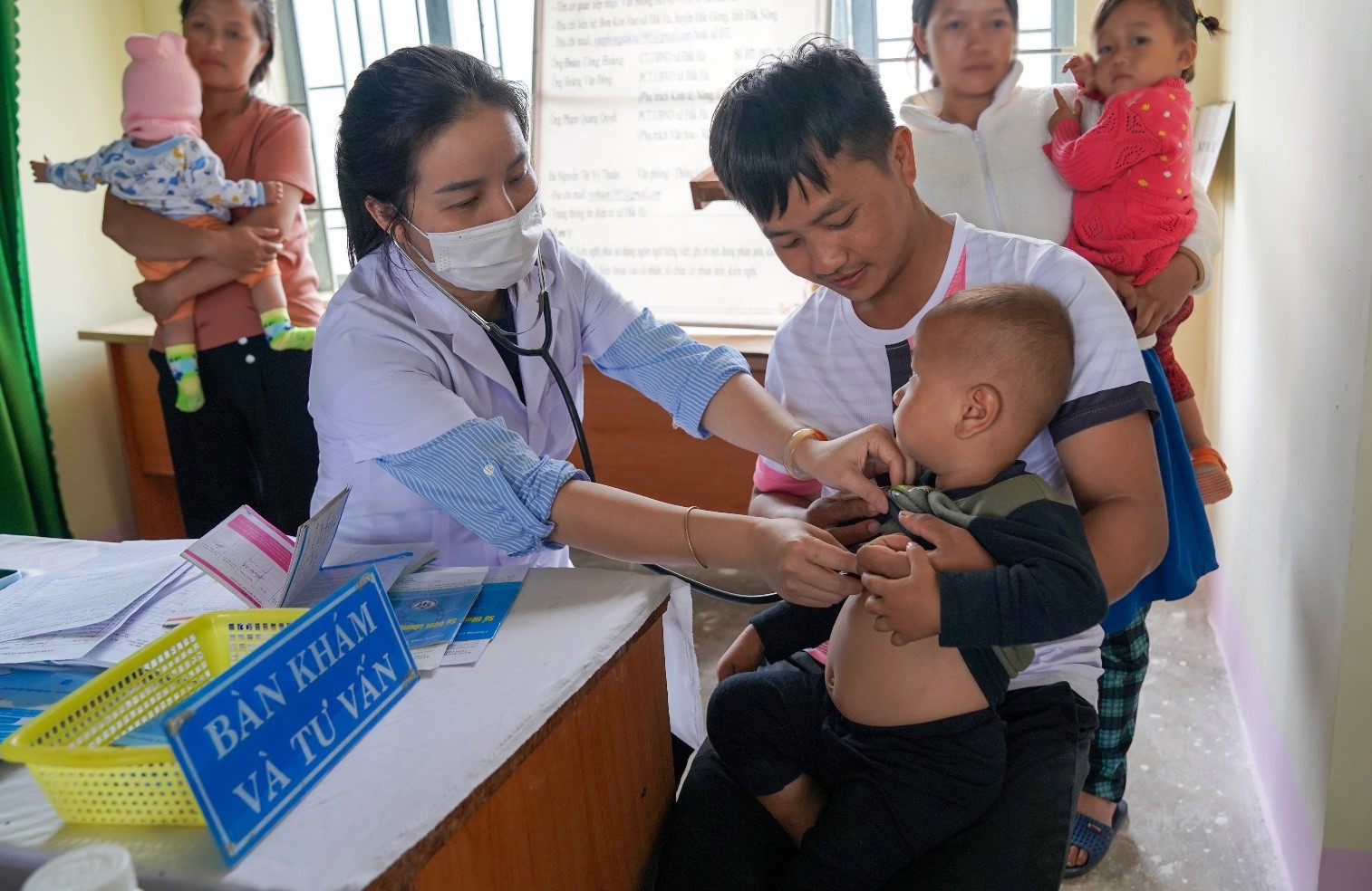 Health screening for children before vaccination at an outreach vaccination site of Dak Ha commune, Dak G’Long district, Dak Nong province – Photo credit: WHO Viet Nam