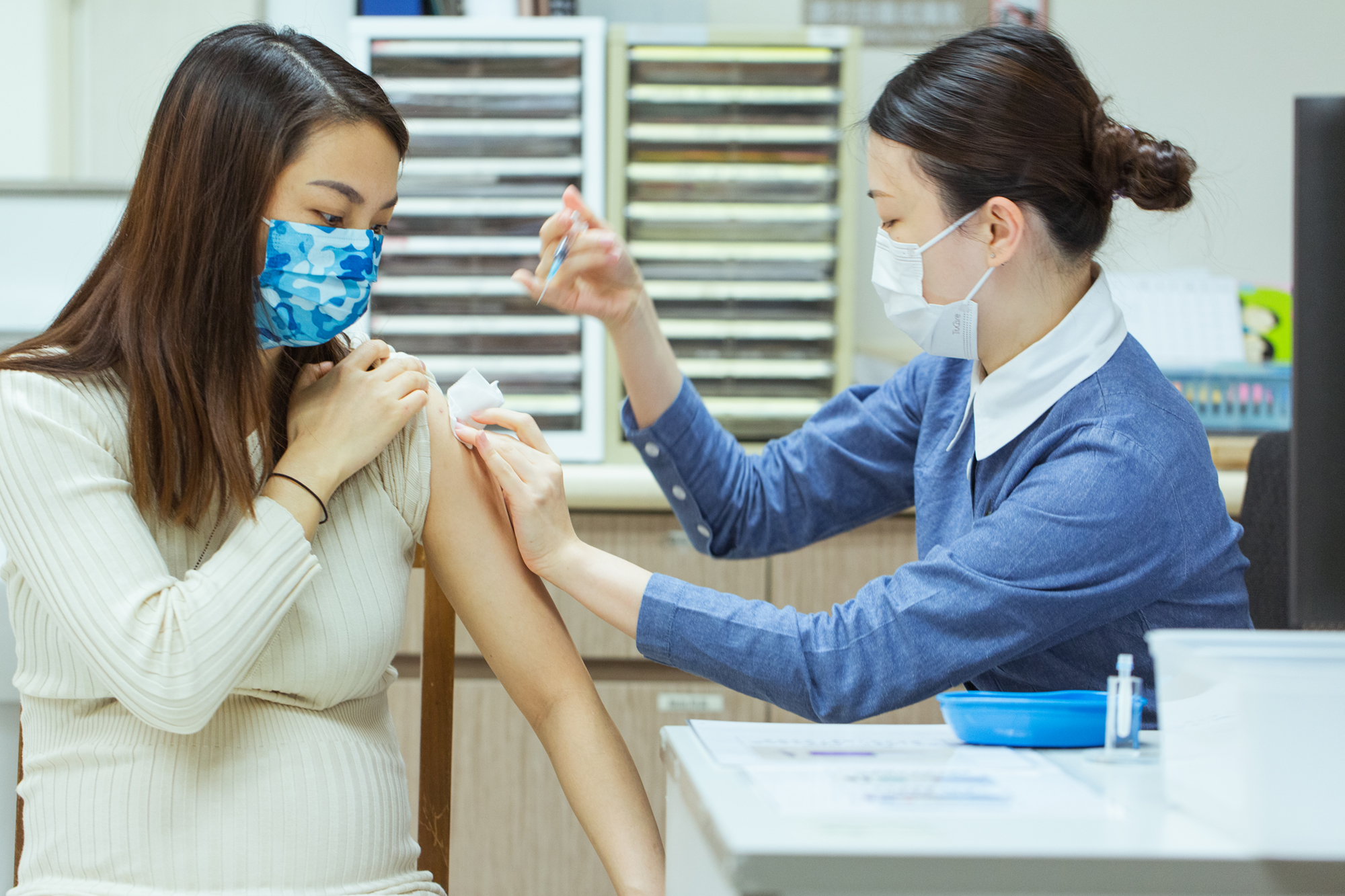 BolormaReceivingHerVaccine_Batsumber_Mongolia_April_2021_A7R06348JPEG SRGB Full copy